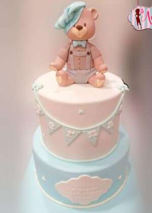 Tarta bautizo osito con boina con figura 3D vestido en Auxaitartas