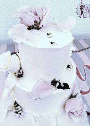 Tarta boda delicada con flores naturales en tonos rosa y blanco en Auxaitartas