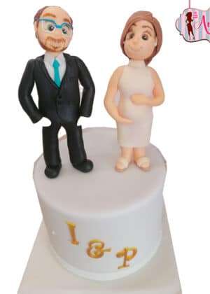 Tarta boda mujer embarazada con figuras personalizadas de novio con traje negro y novia embarazada en vestido blanco, personalización I & P en dorado