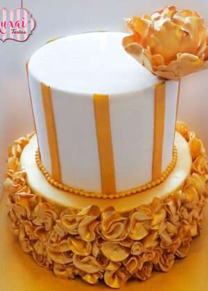Tarta boda flor dorada con flor grande y rayas doradas en Auxaitartas