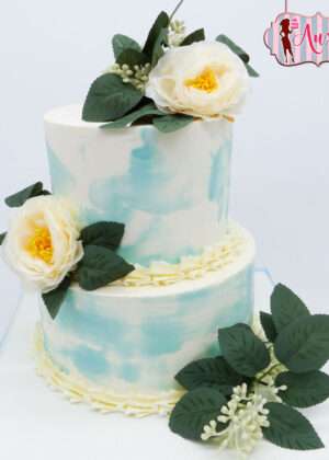 Tarta boda con flores artificiales en tonos blanco y azul en Auxaitartas