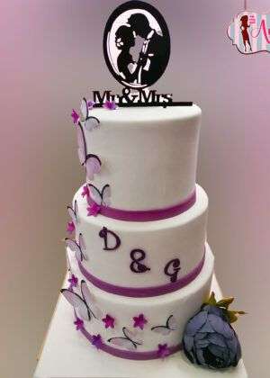 Tarta boda mariposas con topper Mr & Mrs y mariposas púrpura en Auxaitartas