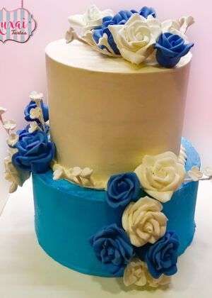Tarta boda rosas azules con flores en tonos azul y blanco en Auxaitartas