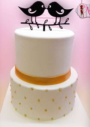 Tarta boda con topper de pajaritos y cinta dorada en Auxaitartas