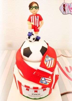 Tarta Comunión fútbol Atlético de Madrid con balones y bandera en Auxaitartas