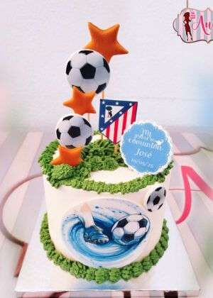 Tarta Comunión fútbol Atlético de Madrid con balones y bandera en Auxaitartas