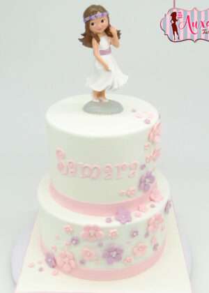 Tarta Comunión cascada flores con figura de niña y nombre Samara en Auxaitartas
