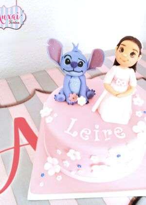 Tarta comunión Disney Stitch con figuras de Stitch y Leire en Auxaitartas