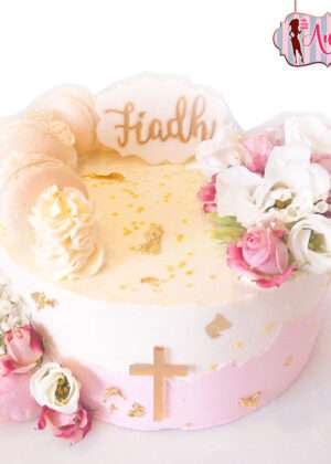 Tarta comunión con flores naturales y nombre Fiadh en Auxaitartas