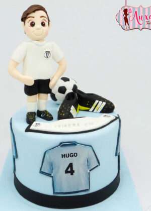 Tarta Comunión futbol con zapatillas con figura de niño y balón en Auxaitartas