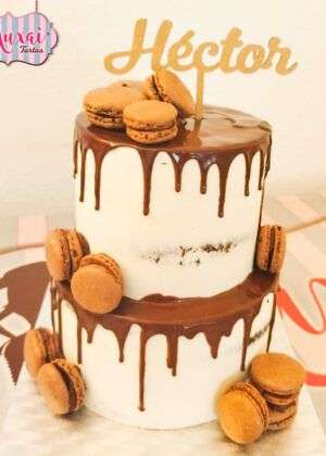 Tarta comunión macarons de chocolate con drip y nombre Héctor en Auxaitartas