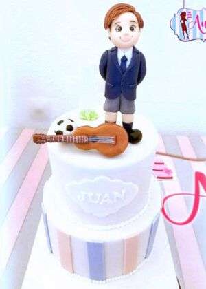 Tarta comunión niño con guitarra con figura 3D y nombre Juan en Auxaitartas