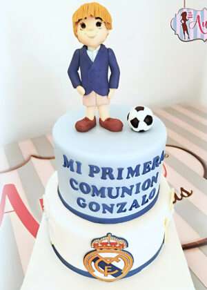Tarta comunión niño con pantalón corto con figura 3D y escudo del Real Madrid en Auxaitartas