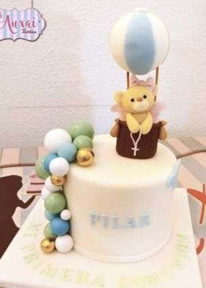 Tarta comunión oso en globo con figura 3D y nombre Pilar en Auxaitartas