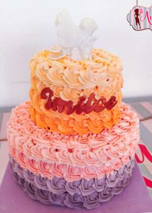 Tarta comunión con paloma y degradado de buttercream en Auxaitartas