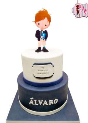Tarta comunión niño papel de azúcar con figura 3D y nombre Álvaro en Auxaitartas