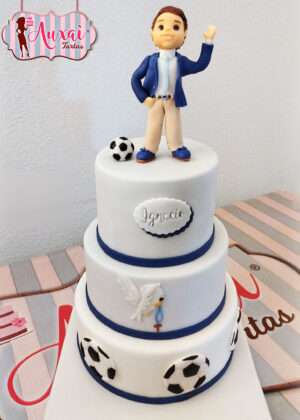 Tarta comunión recordatorio niño con figura 3D de niño y balones en Auxaitartas