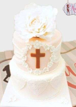 Tarta comunión romántica con cruz y flor blanca en Auxaitartas