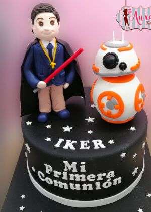 Tarta comunión Star Wars con figura de niño y BB-8 en Auxaitartas