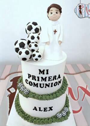 Tarta comunión fútbol niño con túnica con figura 3D y balones en Auxaitartas