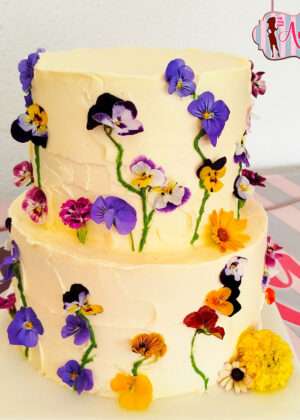Tarta boda flores comestibles con flores naturales en tonos púrpura y amarillo en Auxaitartas