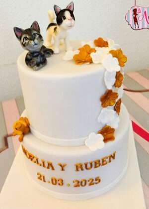 Tarta boda gatos con figuras de dos gatos y nombre Amelia y Rubén en Auxaitartas