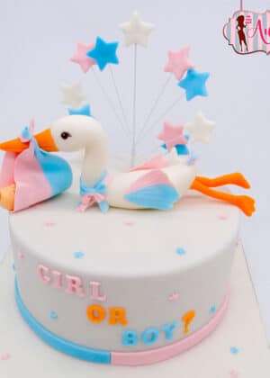 Tarta gender reveal cigüeña con figura de cigüeña blanca tumbada, hatillo y estrellas en colores pastel