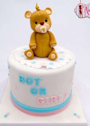 Tarta gender reveal oso con osito marrón y texto Boy or Girl en colores pastel