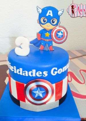Tarta superhéroes Capitán América con figura 3D, escudo y número 3 en Auxaitartas