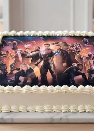 Tarta económica 20×30 cm personalizada con escena de Avengers en buttercream blanca en Auxaitartas