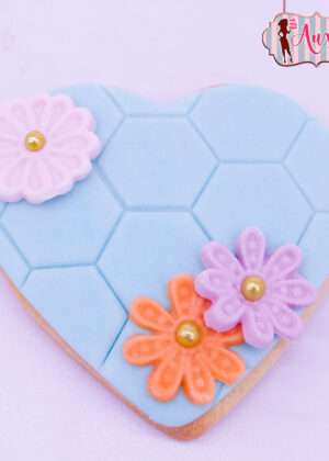Galleta de corazón con flores