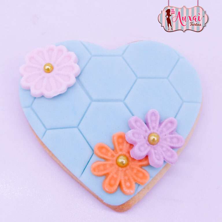Galleta de corazón con flores