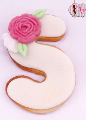 Galleta inicial con flor
