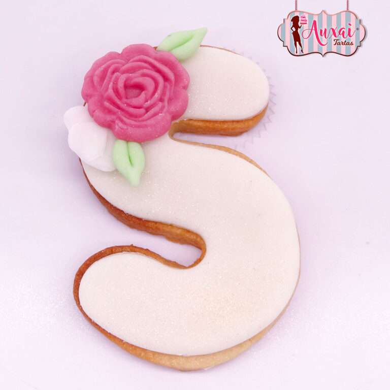 Galleta inicial con flor