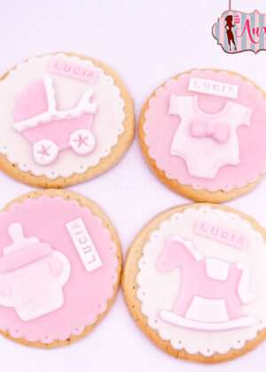 Galletas niña baby shower bautizo con motivos de cochecito, body y caballito de madera personalizadas con nombre