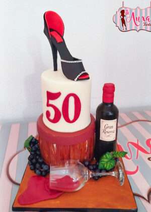 Tarta 50 años vino y tacón