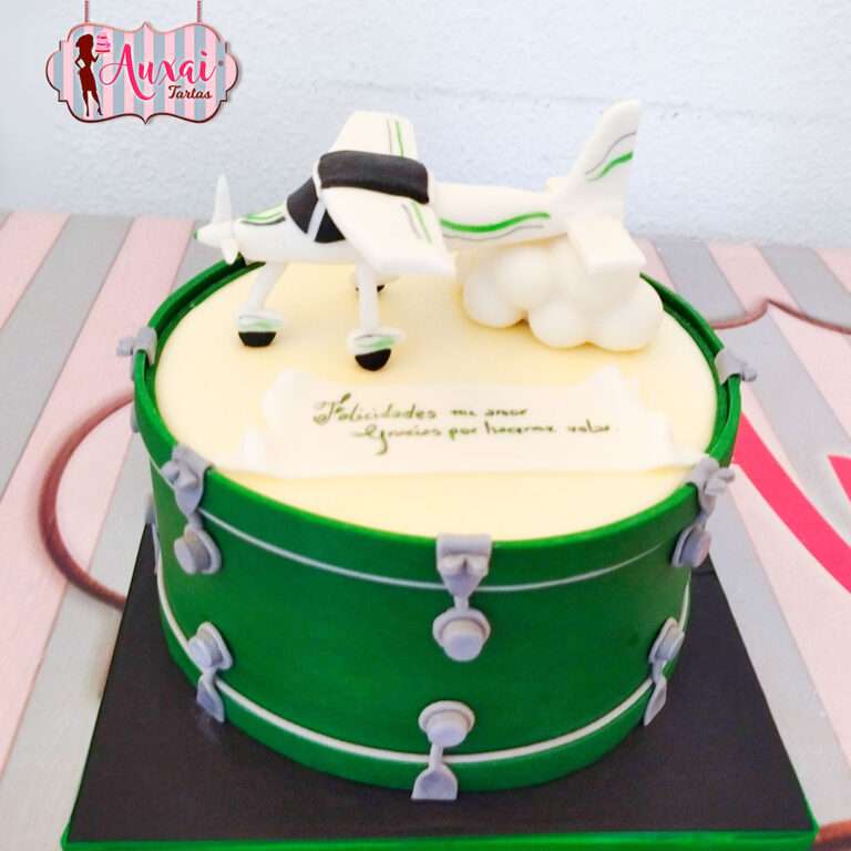 Tarta de avioneta sobre tambor personalizada