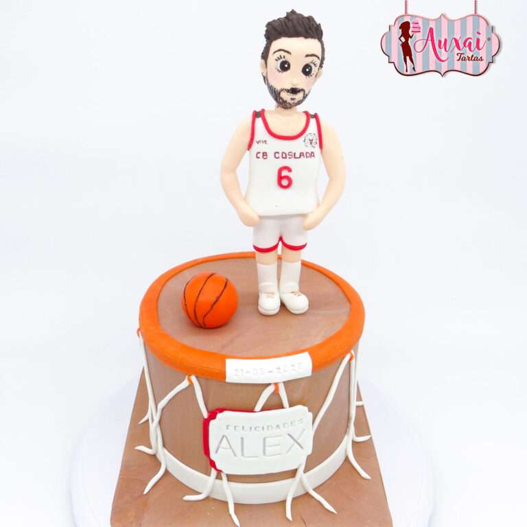 Tarta de baloncesto con cesta y jugador