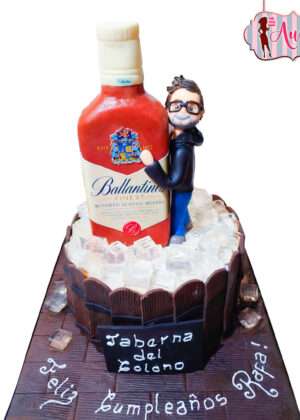 Tarta barril y botella de whisky