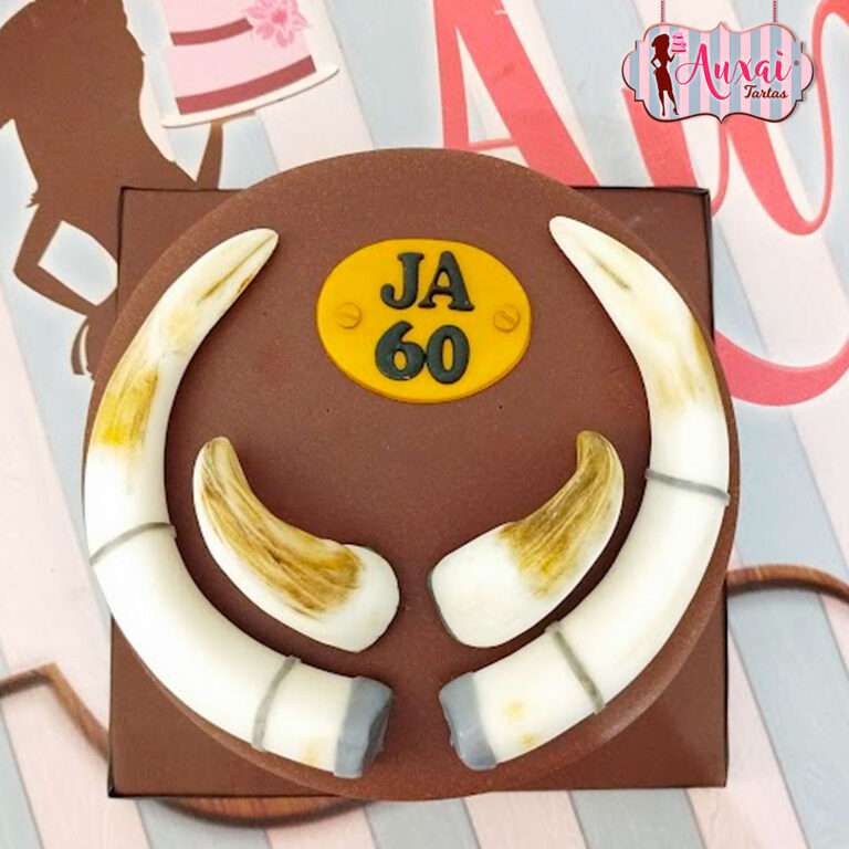 Tarta de caza con colmillos de jabalí
