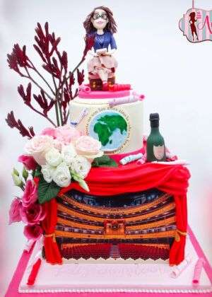 Tarta chica viajera con flores naturales