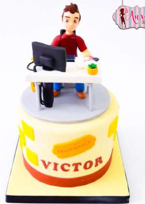 Tarta chico con su ordenador