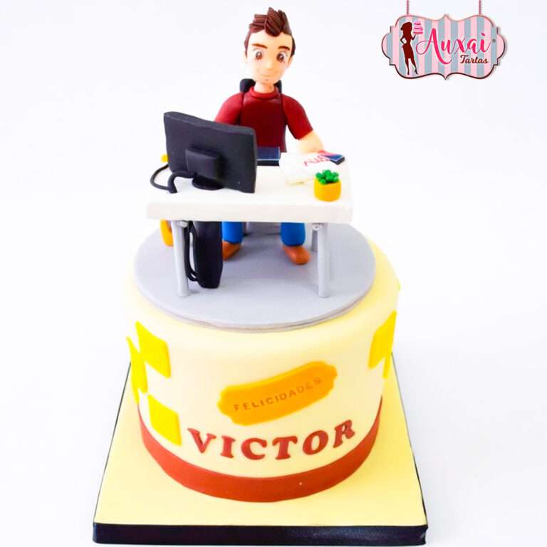 Tarta personalizada chico con ordenador