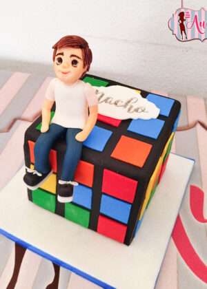 Tarta cubo de Rubik con figura