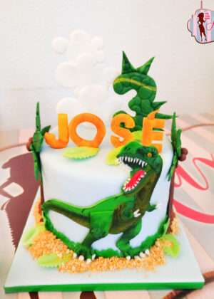 Tarta dinosaurios y nubes