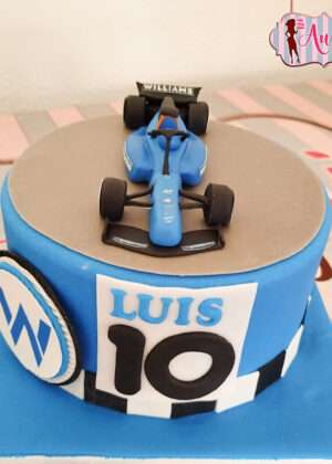 Tarta coche formula 1 williams madrid con monoplaza azul modelado en fondant sobre asfalto gris