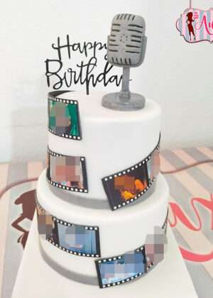 Tarta con fotos y micrófono antiguo