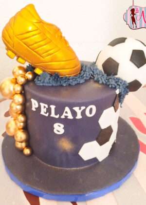 Tarta futbol bota de oro personalizada en azul marino y dorado para cumpleaños en Madrid