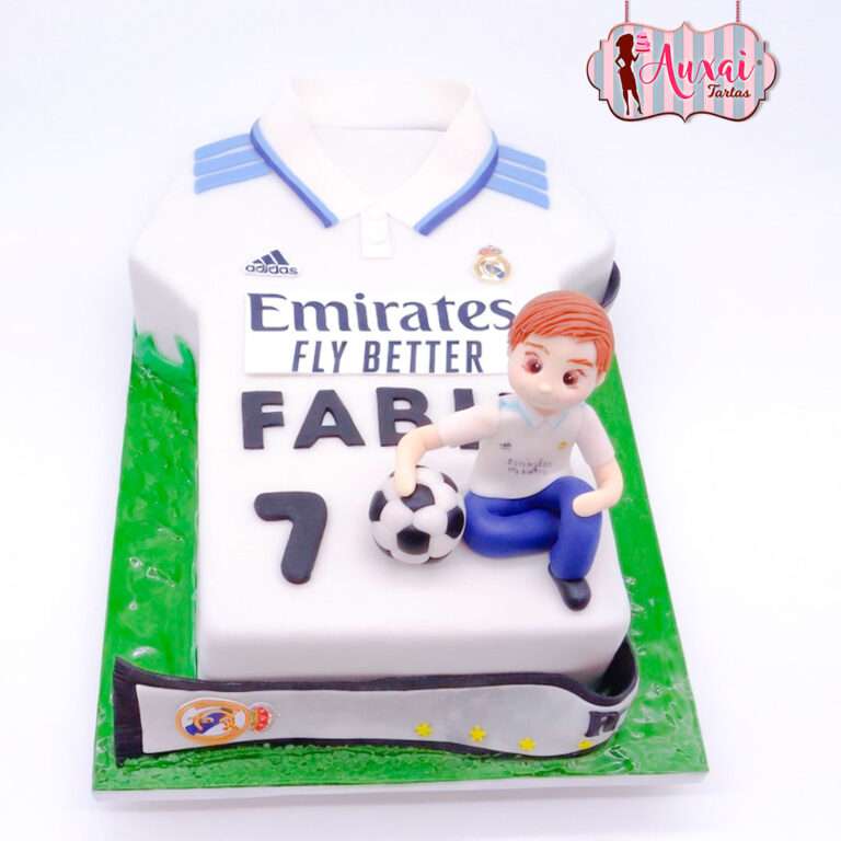 Tarta de Camiseta de Fútbol Real Madrid con Figura Personalizada