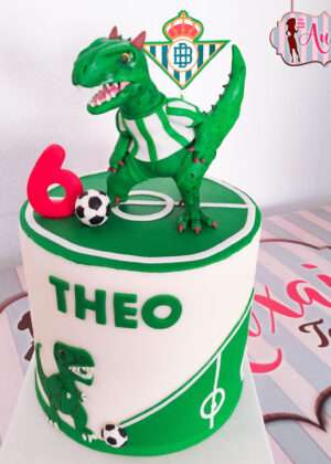 Tarta futbol dinosaurio del betis madrid con figura de T-Rex de fondant y escudo del club en papel de azúcar